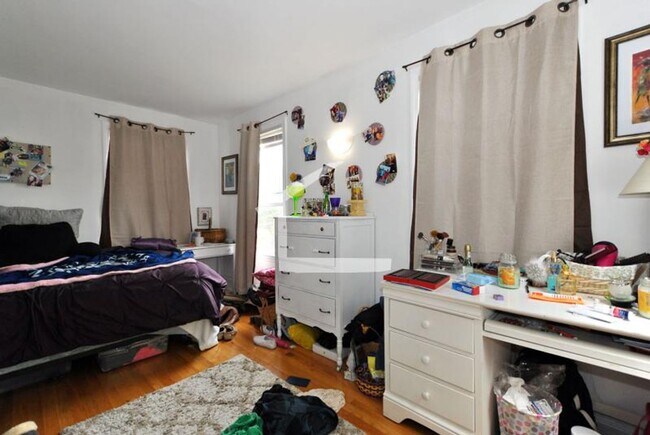 Building Photo - Bright three bed..... Sept 1st!