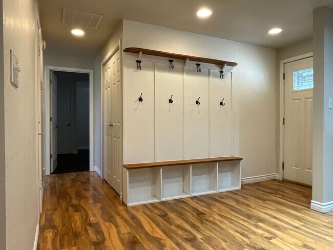 Building Photo - Beautiful 3 bedroom / 2 bathroom Home in C...
