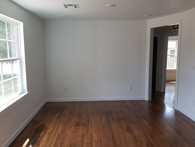 Building Photo - 322 S Arrington Dr