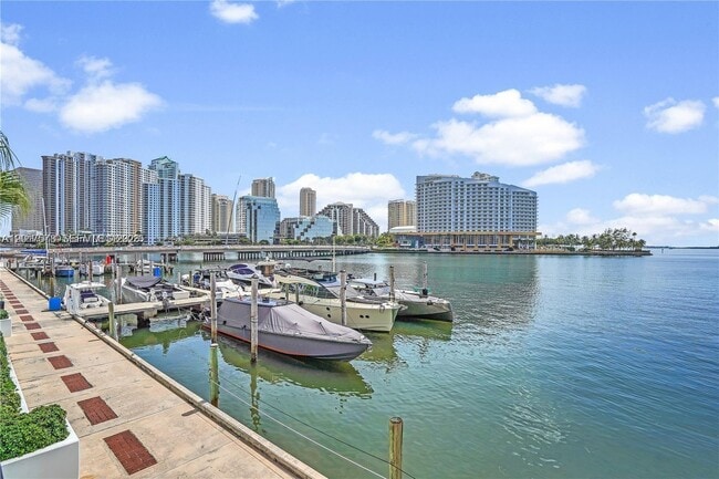 Foto del edificio - 999 Brickell Bay Dr