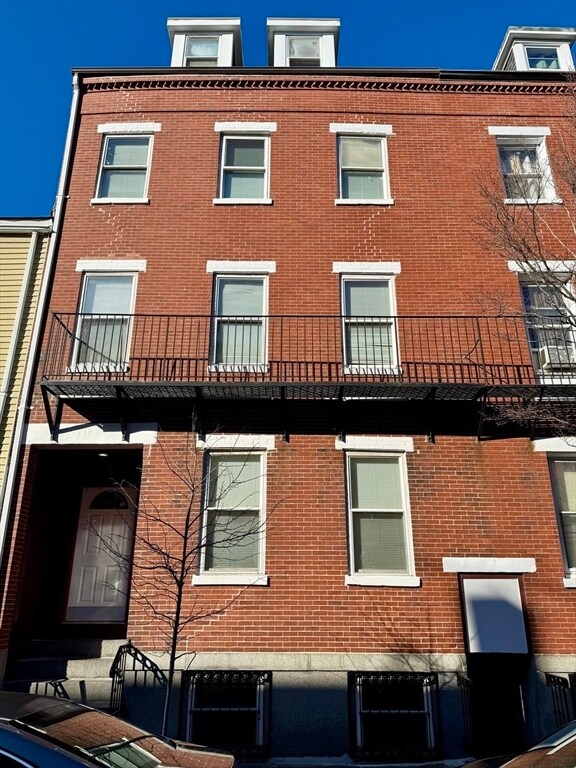 Building Photo - 12 Paris St