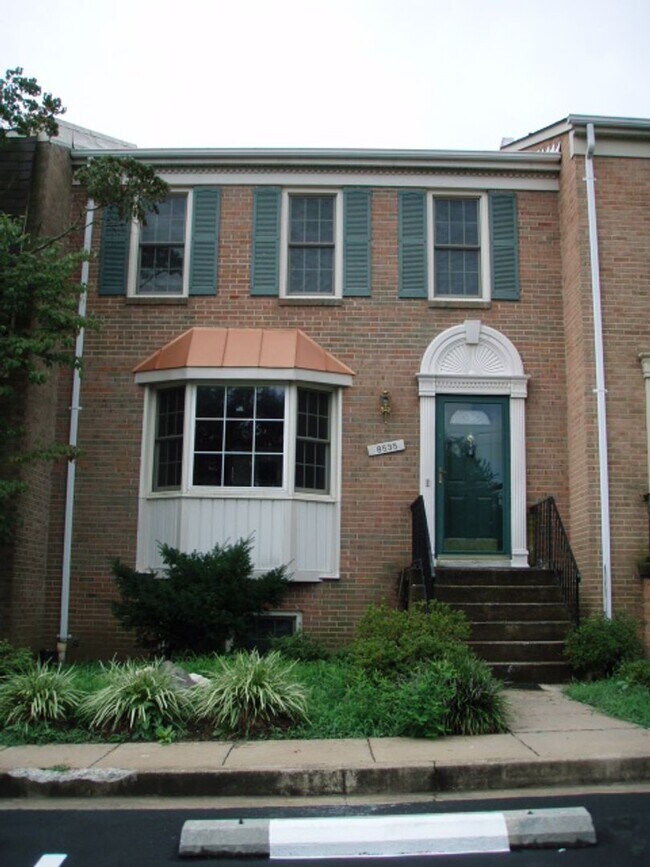 Foto del edificio - Classic 4 Bed 3.5 Bath Brick Townhome With...