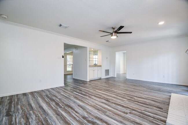 Building Photo - 3934 Forest Village Dr