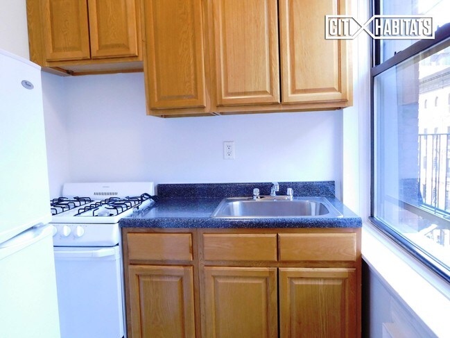 Building Photo - 349 W 85th St