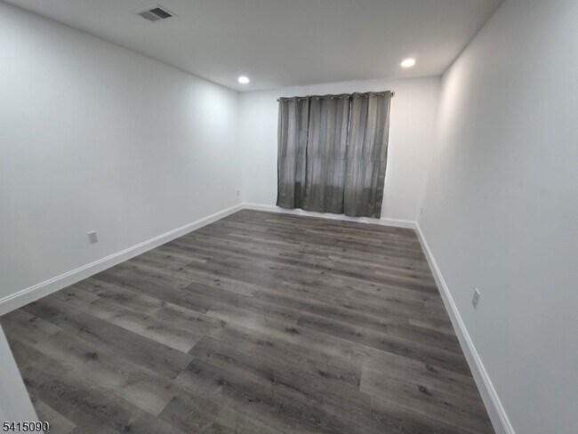 Foto del edificio - 260 Trenton Ave