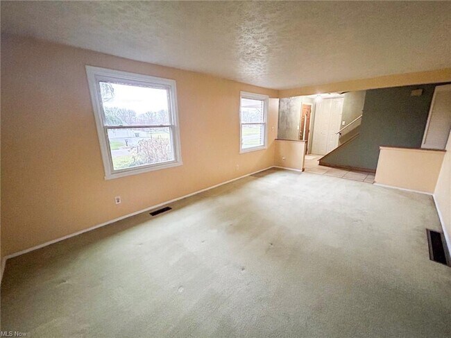 Building Photo - 535 Willow Dr SE