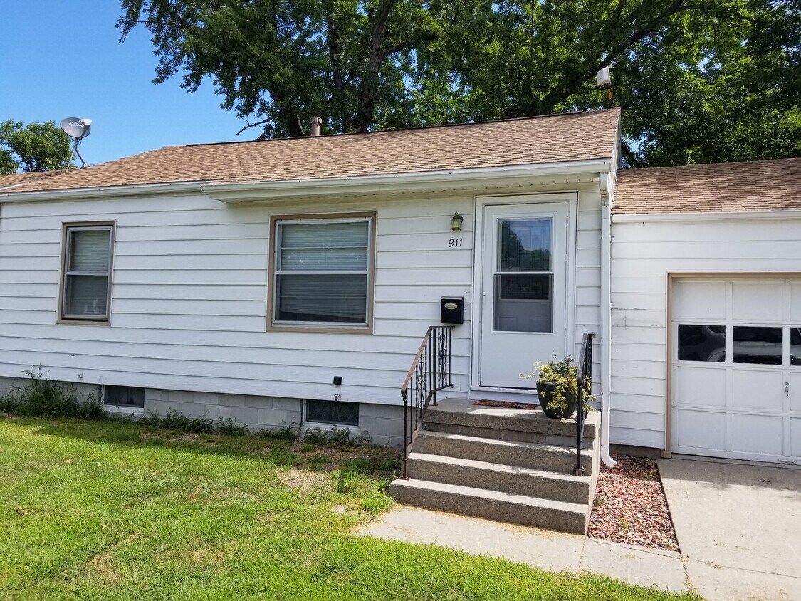 Foto principal - 2 bedroom, 2 bath house located near water...