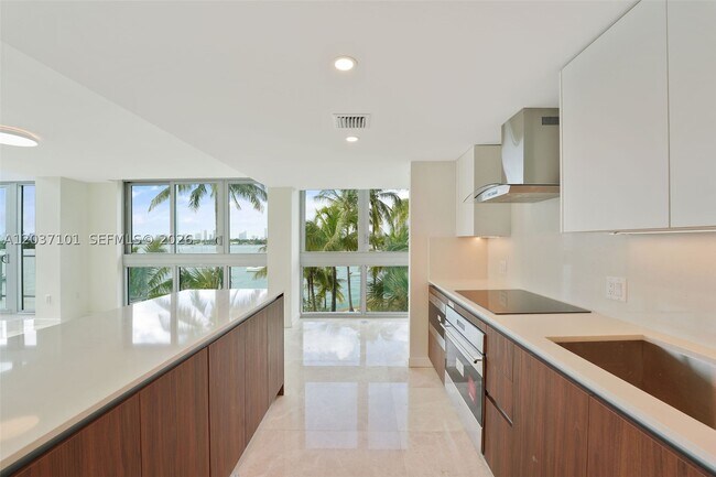 Building Photo - 1500 Bay Dr E