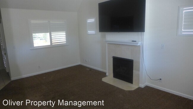 Building Photo - 2 br, 2.5 bath House - 4 Holly Dr #B