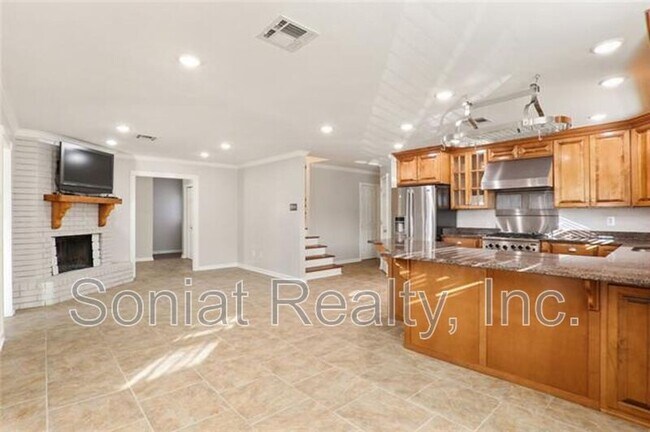 Foto del edificio - 4421 Lakewood Dr