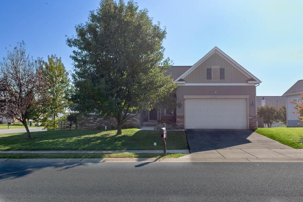 Foto principal - 4 bed, 3 bath Single Family Home in Charle...