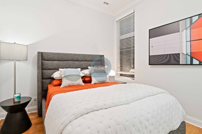 Building Photo - 1052 W Monroe St