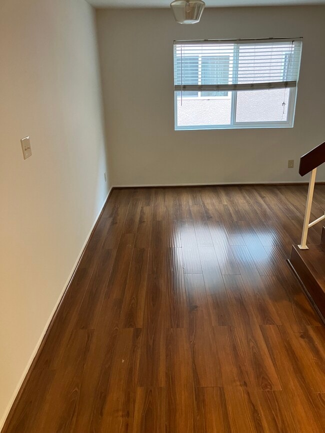 Área de comedor - 1236 E Broadway