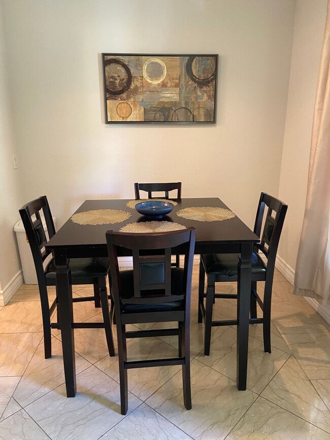 Foto del edificio - Beautiful Fully Furnished 1 bedroom just b...