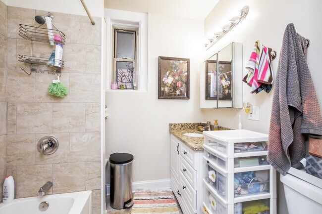 Foto del edificio - Spacious 1bed in Bucktown!  Central Air, Dishwasher, FREE Laundry & Internet!