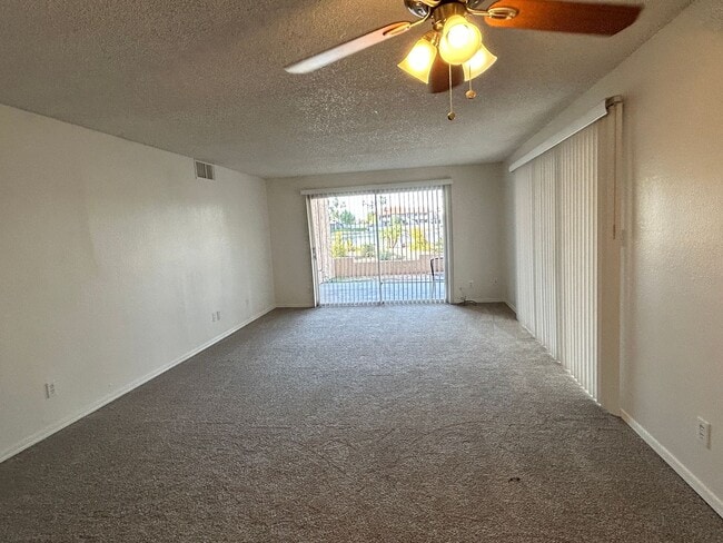 Building Photo - On the Lake, 2 Bed, 2 Bath, Great Views!