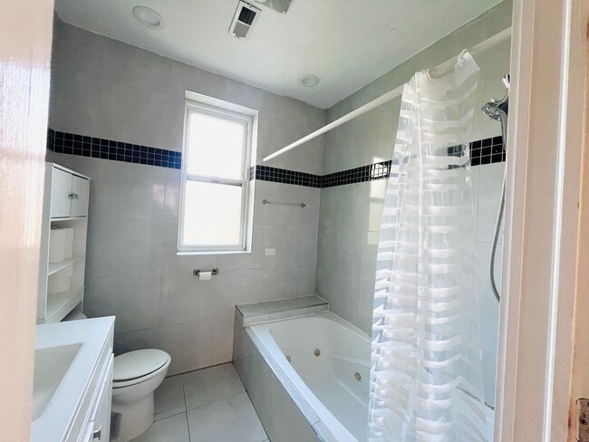 Foto del edificio - 3268 W Fullerton Ave