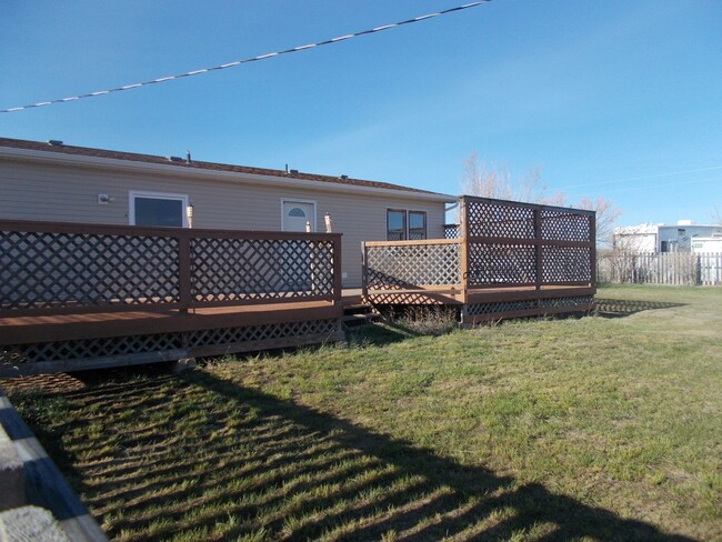 Building Photo - Eastside Rural One Level
