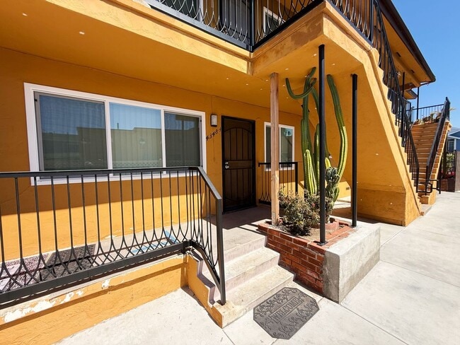 Building Photo - 4352 1/2-4352 1/2 McClintock St