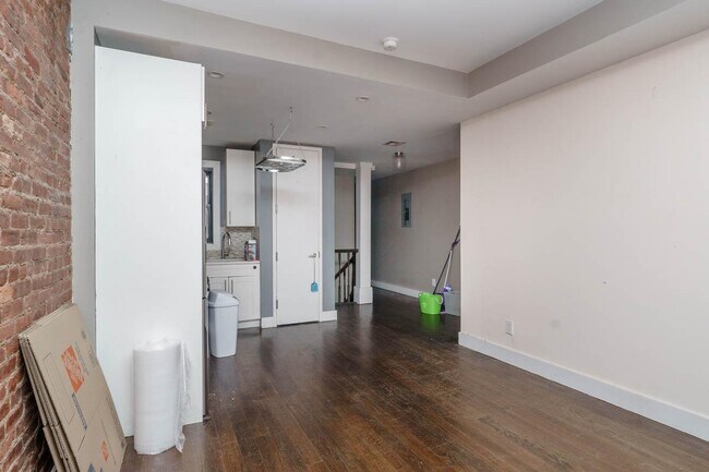 Building Photo - 205 St James Pl