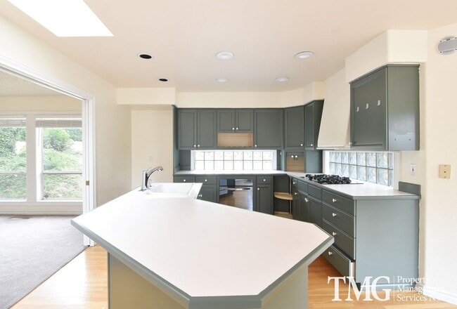 Building Photo - 3BD Estate on Large Lot