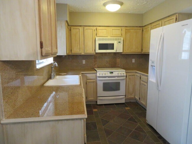 Building Photo - 1301 Bayou Oak Dr