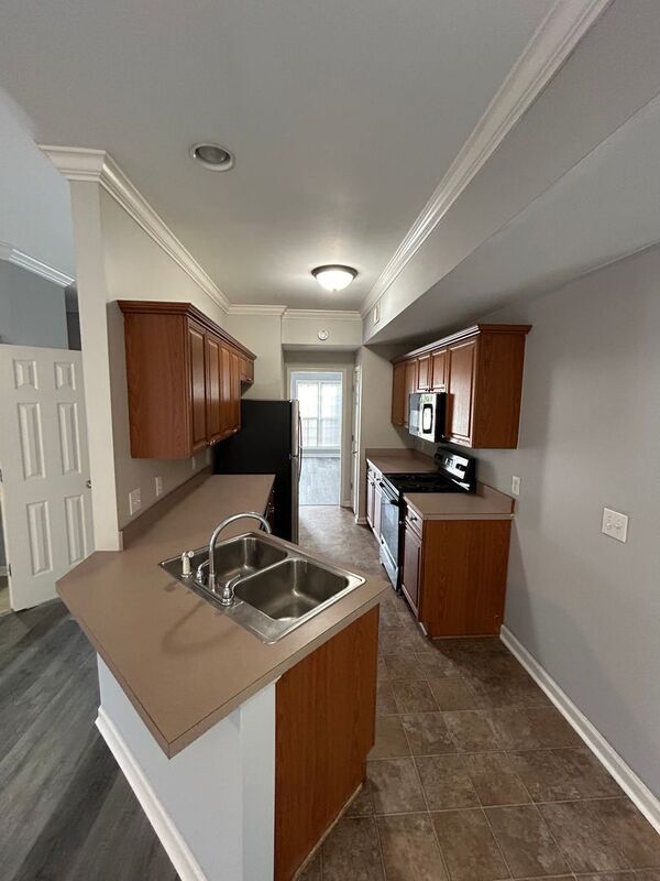 Building Photo - 2028 Queens Ct