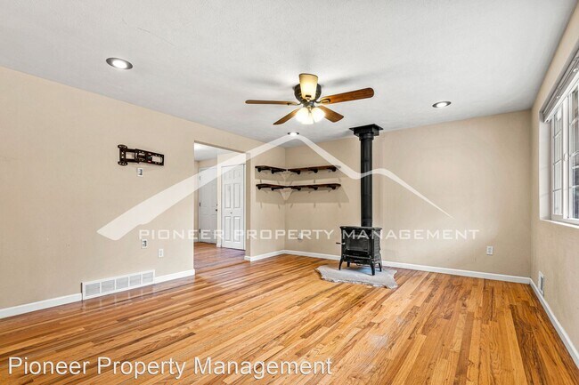 Building Photo - 3 br, 2 bath House - 4960 Indiana St
