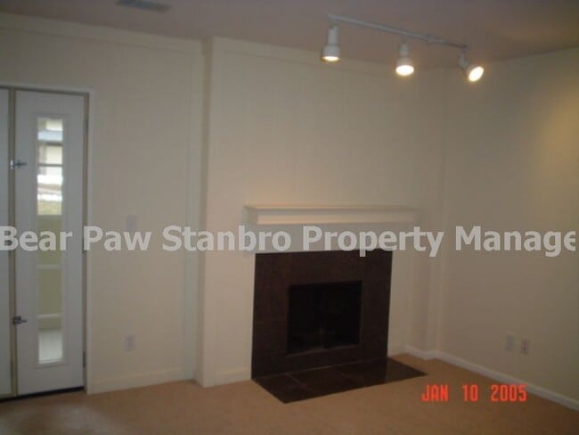 Building Photo - 2 bed / 1 bath rental