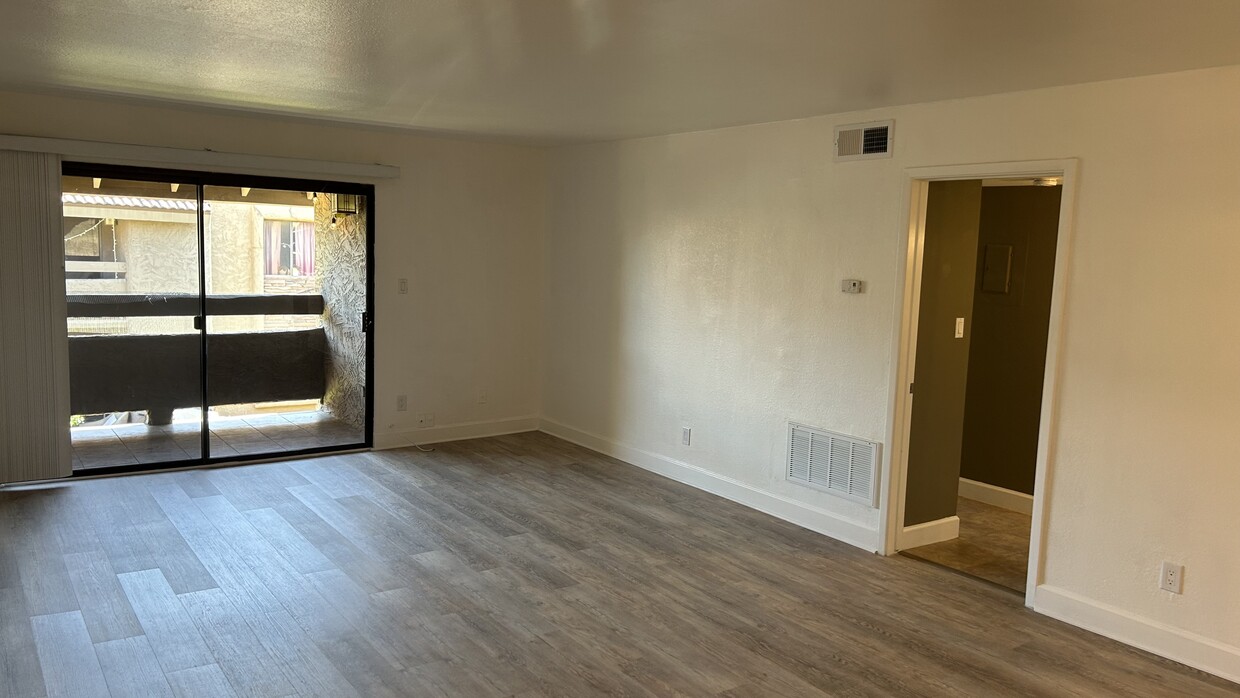 Large family room w walk out balcony - 3825 E Camelback Rd