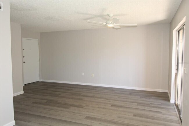 Foto del edificio - 2628 Hidden Lake Dr N