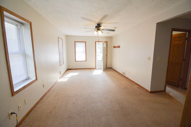 Building Photo - Cute house, great location, move in and ma...