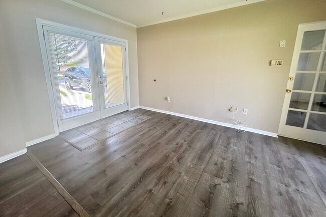 Foto del edificio - 3 Bed 1 Bath Home with fenced yard in quie...