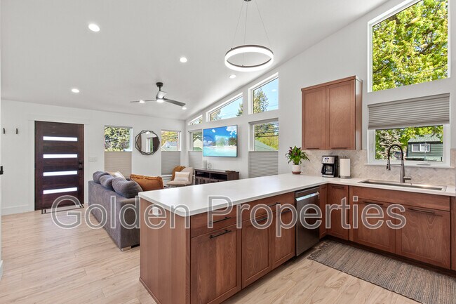 Foto del edificio - 1721 E Lakeside Ave