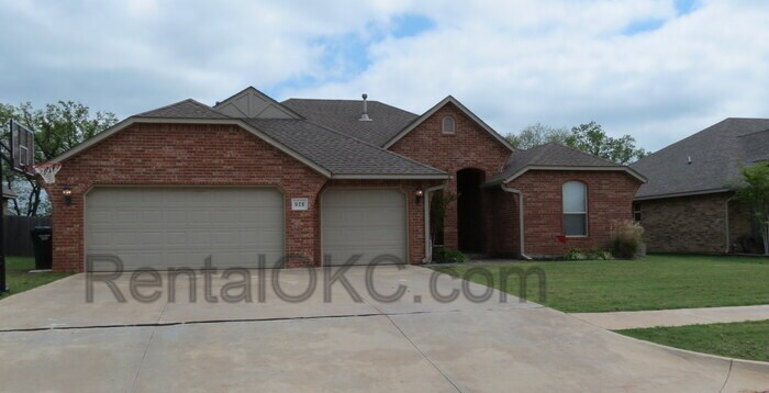 Primary Photo - Beautiful Moore Home with Office