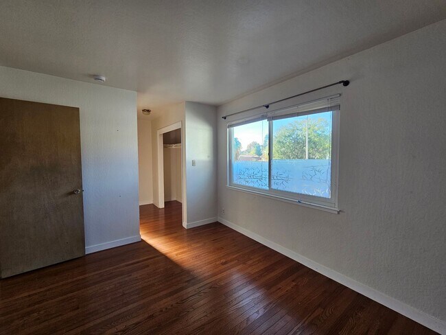 Foto del edificio - Beautifully updated 3-bedroom, 2-bath sing...
