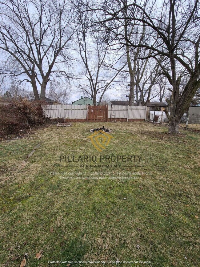 Building Photo - MOVE IN SPECIAL!! 3 Bed / 1 Bath Near Mart...