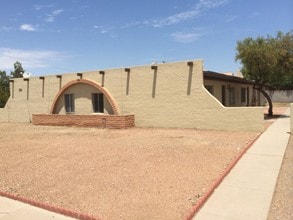 Building Photo - 1332 E Vista Ave