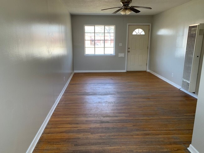 Building Photo - $525 - 1 bedroom/ 1 bathroom - Cozy fourplex