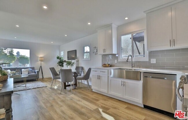 Foto del edificio - 3665 W 58th Pl