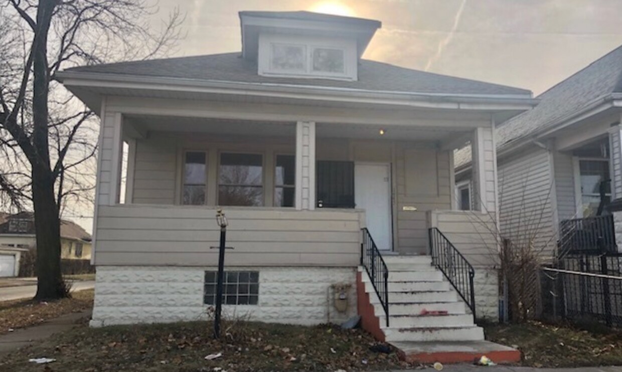 Foto principal - Spacious 4BR/1.5BA Chicago Home with Parki...