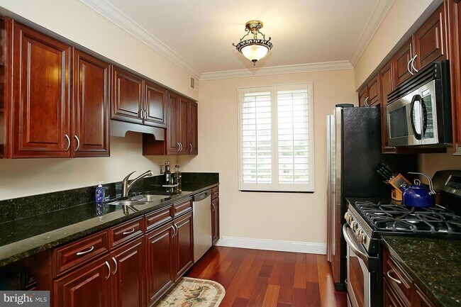 Kitchen - 4225 N Henderson Rd