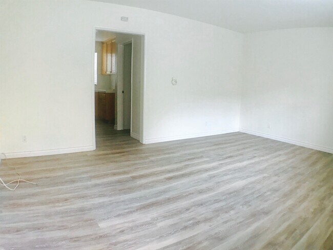 Foto del edificio - Large Studio with a full kitchen and Bath One Parking space included