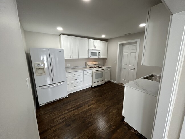 Foto del edificio - 827 N Cedar Lake Rd