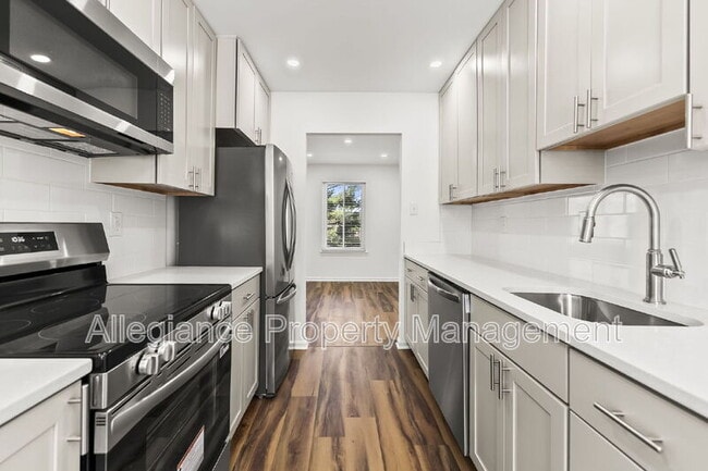 Building Photo - 8234 Stationhouse Ct