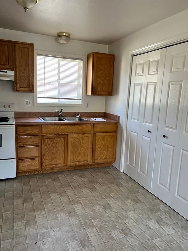 Building Photo - 297 S 9th Ct