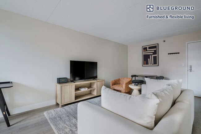 Building Photo - 812 Memorial Dr