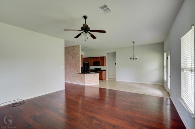 Building Photo - 1130