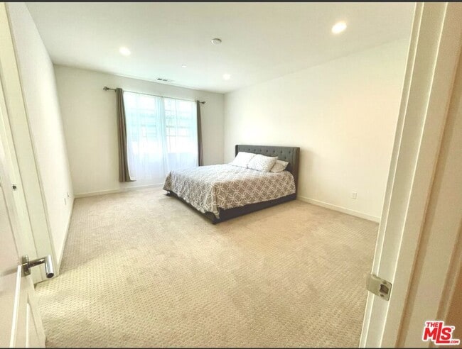 Building Photo - 39 Prominence