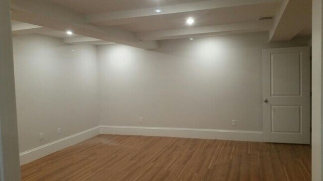 Building Photo - Newly renovated townhome in Newton!!